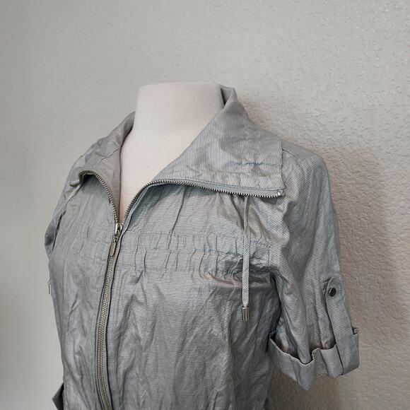 Zenergy by Chico's Silver Short Sleeve Zip Blouse - Picture 5 of 10